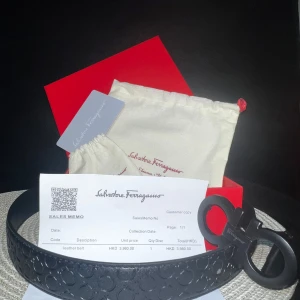 Bälte ifrån Salvatore Ferragamo 110cm - Snyggt svart skärp från Salvatore Ferragamo med präglat mönster och ikoniskt dubbel-Gancio-spänne i svart. Kommer i originalförpackning med dustbag och certifikat. Perfekt accessoar för att lyfta din outfit.