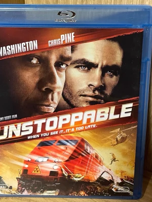 Unstoppable Blu-ray film - Blu-ray-utgåva av actionfilmen Unstoppable från 2010. Omslaget har en röd tågmotiv och dramatiska explosioner i bakgrunden. Filmen är regisserad av Tony Scott och innehåller extramaterial som bakom kulisserna och kommentarspår. Text och ljud på flera språk.