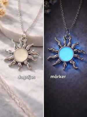 Halsband med solhänge som lyser i mörkret - Unikt halsband med ett solformat hänge i silverfärgad metall. Hängets mitt är rund och skimrande, och lyser starkt blått i mörkret. Kedjan är tunn i rostfritt stål och matchar hängets metall. Perfekt för dig som gillar coola och iögonfallande accessoarer.