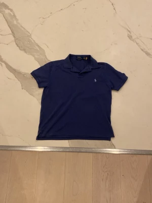 Ralph lauren piké - Snygg blå Ralph lauren piké i mycket bra skick, 9/10 | 100% ÄKTA! | storlek M men sitter mer som S | köptes förra sommaren för 849kr men säljer denna för endast 349! | hör av er vid frågor eller annat 👋 