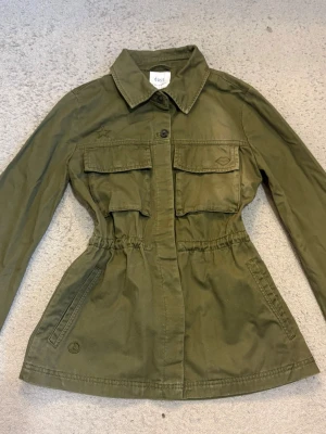 Militärjacka vintage olivgrön XS - Vintage militärjacka från Dust i olivgrön färg. Fina broderingar (se bilderna). Mycket bra skick💕