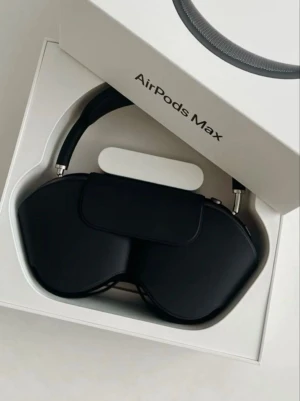 Apple AirPods Max Svart - Snygga och moderna Apple AirPods Max i svart. Over-ear hörlurar med mjuka öronkuddar i mesh och båge i aluminium. Grym ljudkvalitet, stilren design och smarta funktioner. Perfekta för musik, film och gaming.