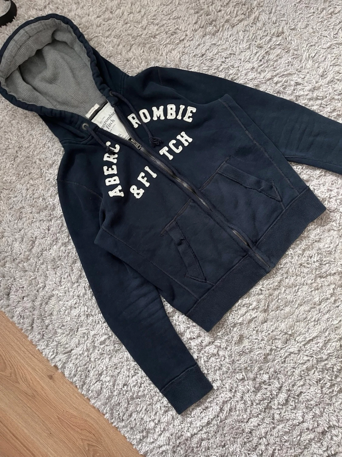 Mörkblå hoodie från Abercrombie & Fitch - 1