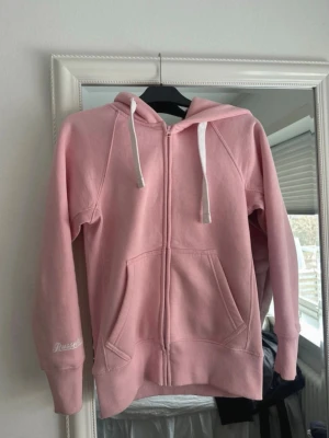 Russemerch sett - Säljer nu min Russemerch pågrund av att den aldrig används. Tröjan är i strl S och byxorna i strl XS. Byxorna är knappt använda men tröjan är använd ett par fler gånger men ingen skada på tröjan. Nypris för hela settet är 1250kr, men säljer för 750kr tillsammans pågrund av ny skick!