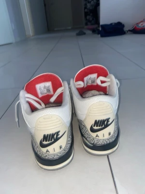 Nike Air Jordan 3 Retro White Cement  - Säljer ett par Jordan 3 som är i ganska fint skick, har haft de i nästan 1 år men tagit hand om de riktigt bra.