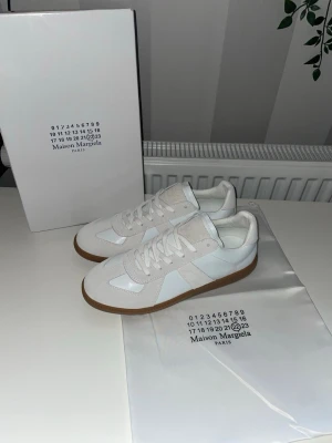 Maison Margiela Gats - Hej. Säljer nu mina maison margiela gats som är väldigt fräscha och snygga! Dem är i storlek 41 och är perfekt nu inför våren😊 skriv gärna om ni har några funderingar