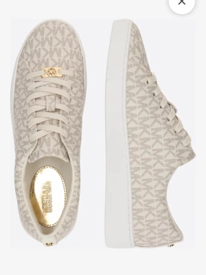 Beige Michael Kors skor - Säljer eftersom att de är för små för mig men de är i väldigt bra skick!! Flera bilder kan skickas privat!