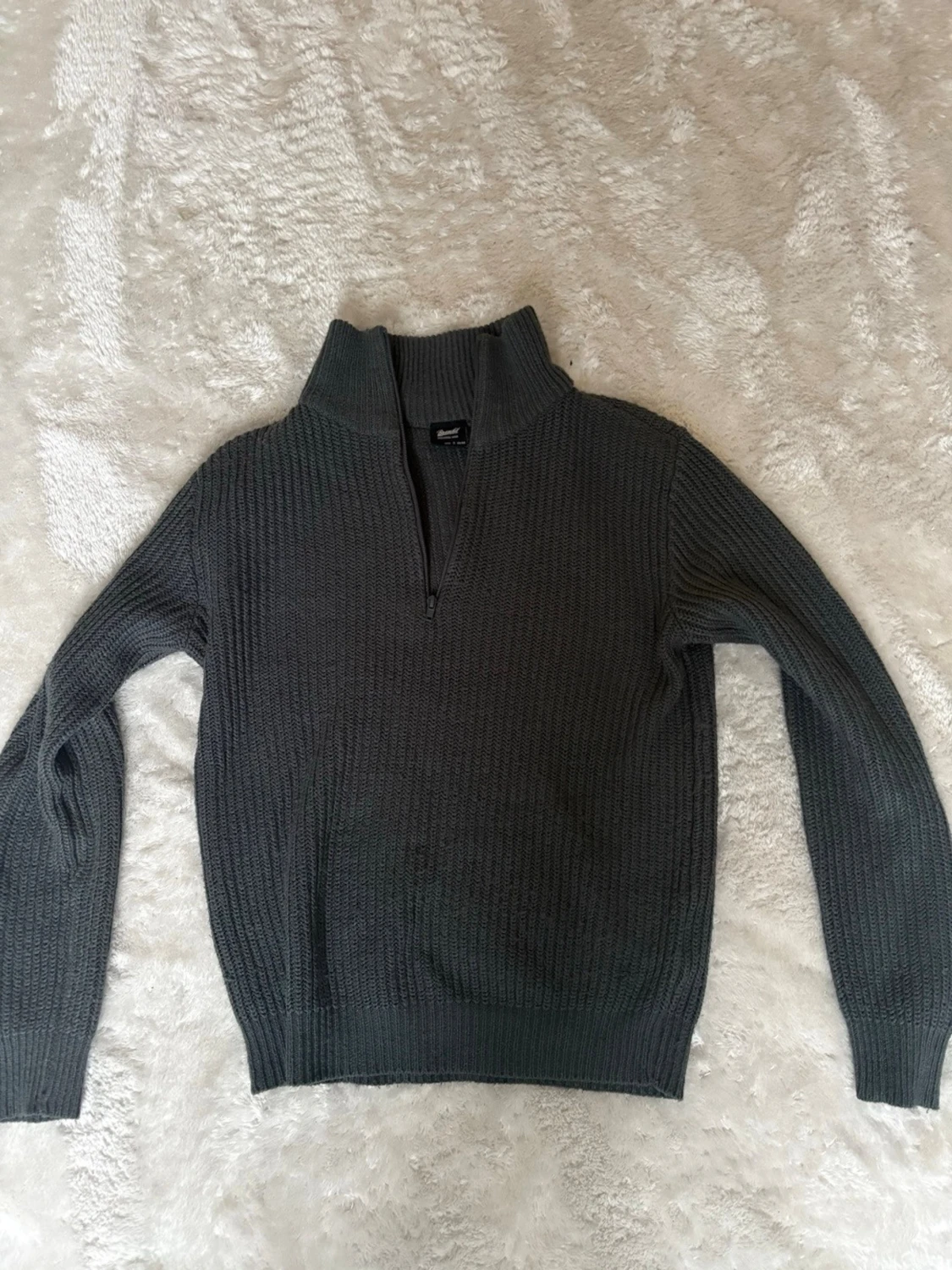 Mörkgrå stickad tröja med halvzip