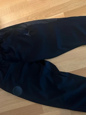 Svarta psg byxor  - Säljer dessa svarta psg byxorna i storlek M eller L fint skick fortfarande använd om dessa används skulle jag säga 🖤