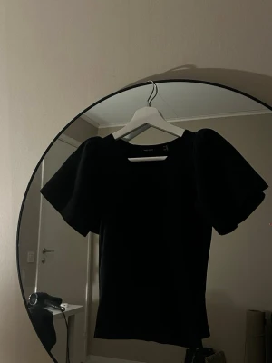 Svart topp med puffärm från Vero moda - Stilren super gullig svart topp från vero moda med puffärmar och v-ringning💕 Inte kommit till andvändning och är i nyskick🥰 Säljs inte längre hoss vero moda