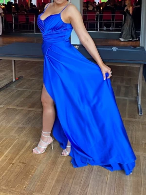 BalKlänning  - Nu säljer jag min vackra balklänning i satin som jag endast använt en gång. Storlek: Passar 36–40.  Material: Glansig satin 