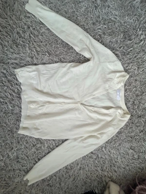 Ljusgul basic kofta med knappar - Superfin ljusgul kofta i bra skick!!