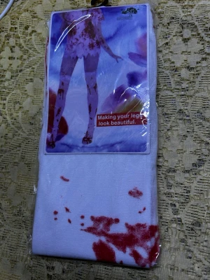 Halloween Leggings  - Unika vita tights med blodröda fläckar som ger en edgy och alternativ look. Perfekta för dig som vill sticka ut och addera något extra till din outfit. Tightsen är stretchiga och tunna, vilket gör dem bekväma att bära hela dagen. One size 