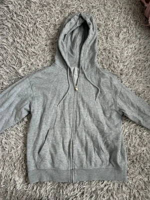 Grå zip-hoodie med huva - Jättenice zip-hoodie från hm!! Bra skick!