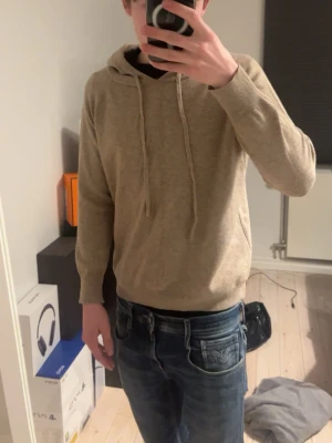 Biege merinoull hoodie - Säljer nu en fin beige merinoull hoodie i storlek xs. Jag på bilden är 175 och väger ca 55🤩 Har ni några funderingar eller frågor så är de bara att skriva👍