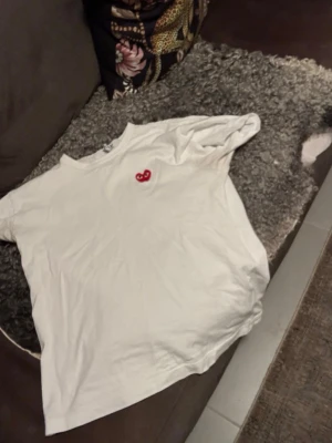 Cdg t shirt - Storlek L passar M, gul armhålsfläck, inte så tydligt(deo, inte svett) annars bra skick