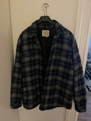 Overshirt - Tjena, säljer denna feta overshirten. Köptes på en secondhand i Göteborg! Bara att ställa frågor vid intresse. Mvh
