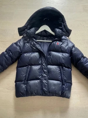 Ralph Lauren - Fint skick inga defekter. Passar mig bra som har storlek S i kläder. Kan gå ner i pris på snabb och smidig affär.