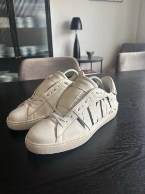 Valentino Garavani skor - Valentino skor Mycket bra skick Nypris 7000kr Sparsamt använda Stolek 40 passar ofta 0,5-1 stolek större  //Aurénoir