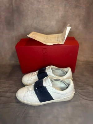 Valentino Opens | 44 - Valentino opens i storlek 44. Fint skick! Endast Dustbag medföljs ⭐️Naturligtvis äkta, kvittot finns som äkthetsbevis | Frakt samma dag som vid köp