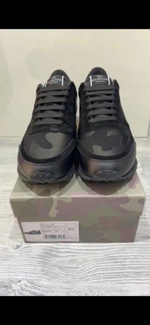 Valentino rockrunners - Hej! Ett par fina grön-svarta Valentino Rockrunner skor till salu!  Säljer ett par Valentino Rockrunner skor i mycket fint skick. De är endast testade en kort stund och har inga defekter eller fläckar. Jag säljer pågrund av fel storlek. Perfekta för dig som söker ett par classiska och bekväma skor som även klarar vinterns väder – de är både varma och vattentäta.  Skorna är inköpta online och alla tillbehör som syns på bilden medföljer. Passa på att fråga frågor och köpa!