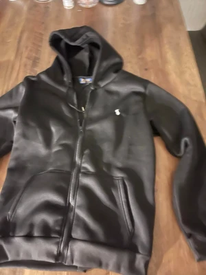 Zip hoodie - Svart hoodie med dragkedja, ej slitten.