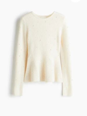 Vit stickad tröja med pärlor - Supersöt vit stickad tröja med pärldetaljer över hela. Tröjan har rund halsringning, lång ärm och en lätt utsvängd midja som ger en snygg siluett. Från H&M och i storlek S💞