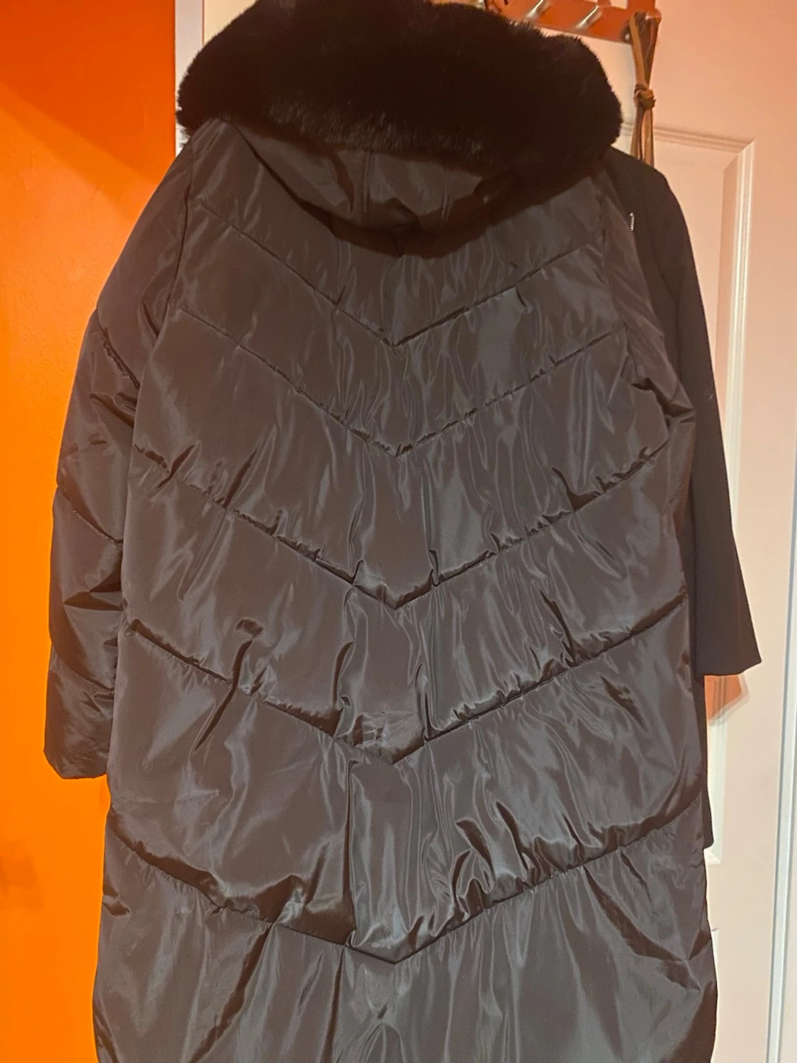 Svart lång dunjacka med fuskpäls - 1