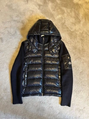 💫Moncler cardigan💫 - Hej! Säljer nu denna helt sjuka Moncler cardiganen som är i en exklusiv och mycket eftertraktad modell. Den är i storlek M men passar även S. Jättefint skick förutom ett pyttelitet slitage på armen men kan lätt fixas hos skräddare, sen har den även en till pytteliten flaw som ej syns. Riktigt snygg cardigan som är perfekt nu på hösten. Den är i marinblå färg. Hör av er vid frågor eller funderingar🤩💫