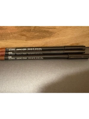 MAC läppenna set i bruna nyanser - Säljer ett set med tre läppennor från MAC i nyanserna Stripdown, Whirl och Cork. Nytt pris för alla 3 kostade 897 kr då man säljer dom 470 kr. För jag använde dom bara fåtal gånger pga de passar ej mig. 