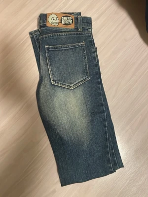 Blå jeans från Cheap Monday - Skinnet jeans från cheap monday, jeans är small i benen och höga i midjan. Storlek 24 i midjan och 34 i benen. 