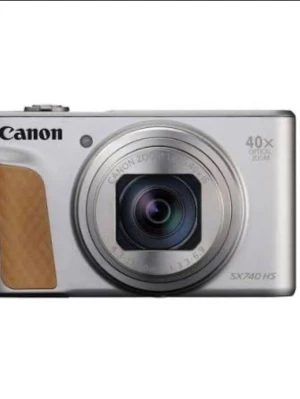 Canon PowerShot SX740 HS digitalkamera - Canon PowerShot SX740 HS är en kompakt digitalkamera i silver med 40x optisk zoom och inbyggd blixt. Kameran har ett grepp i brunt läderliknande material och en rund lins framtill. Perfekt för dig som vill ha en smidig kamera med mycket zoom.