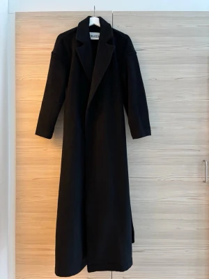 Svart lång kappa från OBJECT - Stilren svart lång kappa från OBJECT. Använd ca 3 gånger. Originalpris: 1599kr