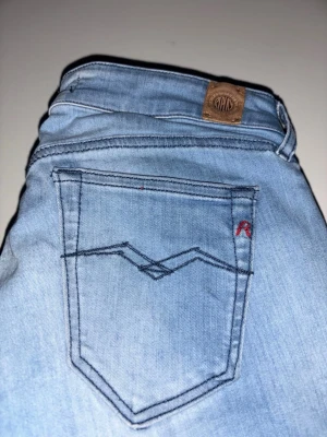 Replay Vicky jeans - Ett par ljusblåa Replay Vicky jeans. Waist 29. I jättebra skick! Hör av er vid frågor eller om ni vill ha fler bilder!