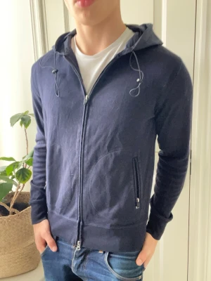 Boggi Milano full zip / cardigan   - Boggi Milano full zip / cardigan, Inga defekter! Modellen i bilderna är 180 cm 75 kg och bär Storlek M , Kom med frågor! 🌟 (Kan gå ned i pris vid köp av paket 😉) 