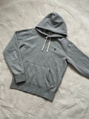 Ralph Lauren hoodie - Säljer en Raffe Hoodie som är riktigt bekväm och stilren! | Mycket fint skick utan defekter! | Storlek S. | Ställ gärna frågor innan du köper!
