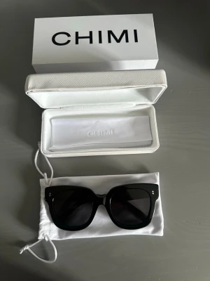 CHIMI 08 black  - Säljer mina jätte fina chimi’s i 08 black knappt använda säljer då jag inte tycker jag passar i den här modellen och köpt dom i en annan modell jätte fint skick