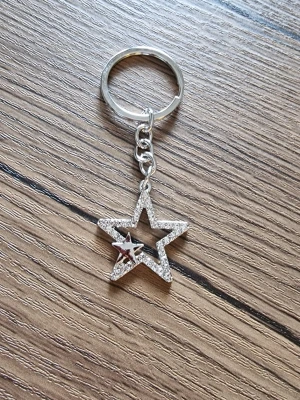 Nyckelring stjärna - Nyckelring stjärna. 3,1 cm bred. 9,2 cm lång.