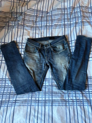 Tiger of sweden jeans  - Säljer ett par blå tiger of sweden jeans med snygga tvättade detaljer. Jeansen har en smal passform och är tillverkade i stretchigt denimtyg för extra komfort. Är storlek W28 L32. Priset är inte hugget i stenen😁 om det är några fråga eller funderingar så är det bara att fråga på🤗