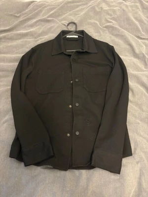 Zara overshirt - Säljer min Zara overshirt vilket är använd max tre gånger så den är helt ny och köpt för 700kr i butik.