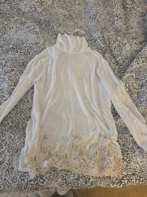 Spets polo tröja från Zara - Påminner om intimissimi i känslan och utseendet!