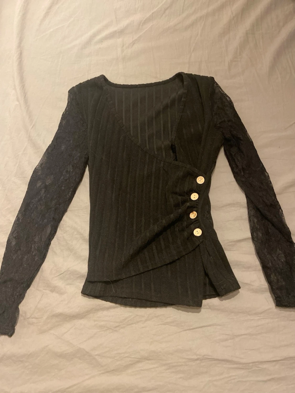 Svart omlottopp med spetsärmar