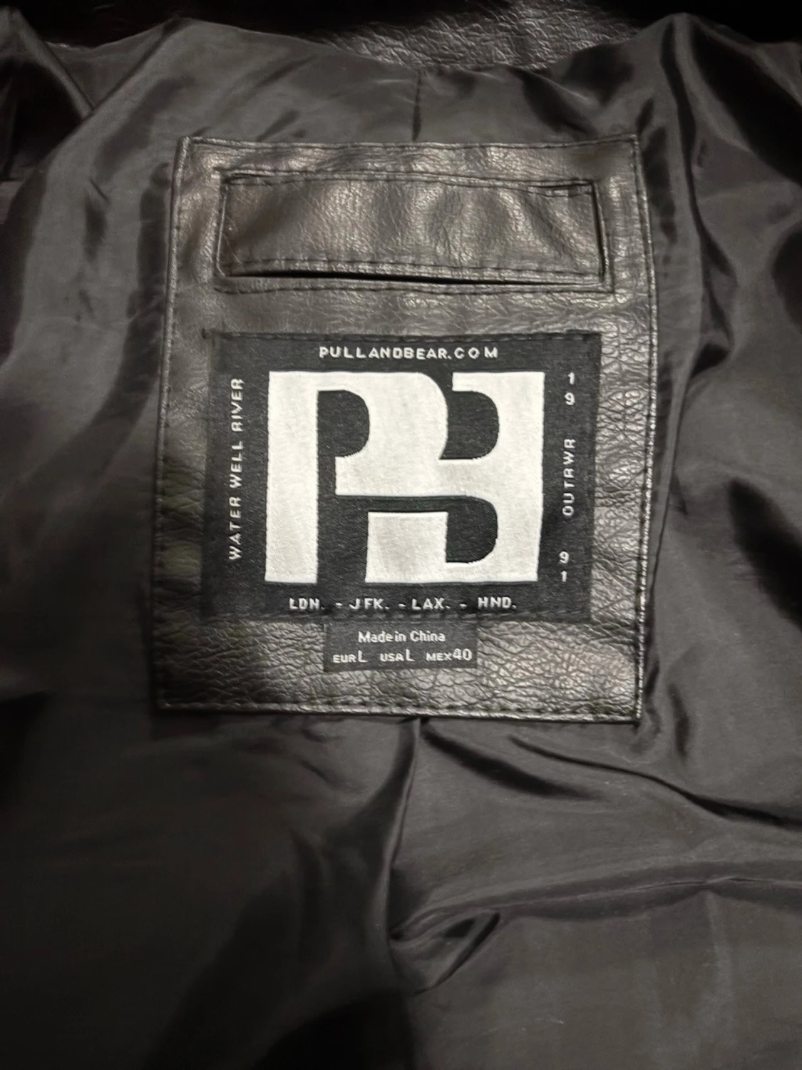 Svart läder jacka - Pull and bear  - 2