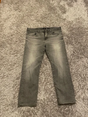 Grå raka jeans från EDWIN - Säljer ett par schyssta grå jeans från EDWIN i fint skick och grym kvalitet. De är använda men har mycket kvar att ge! Passar cirka 30/30. Hör av er vid frågor eller fundering🤠