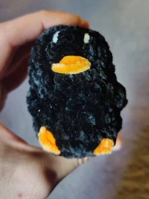 Mjuk liten pingvin i plysch - Söt liten mjukisdjurspingvin i svart och orange plysch. Den har en rund form, orange näbb och fötter samt vita detaljer vid ögonen. Perfekt som dekoration eller att ha som maskot i väskan.