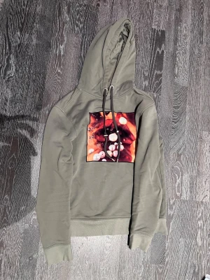 Limitato hoodie - Snygg olivgrön limitato hoodie med Gianni Kavanagh på bröstet. Mycket fint skick använd fåtal gånger modellen på bilden är 175 cm