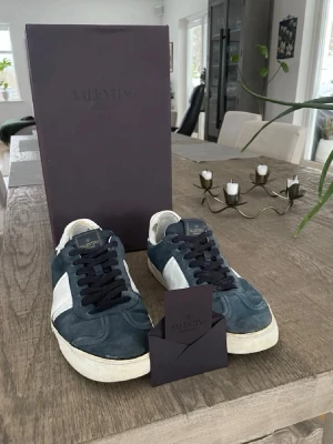 Navy Valentino flycrews - Säljer dessa navy Valentino Flycrews i storlek 42🔥| De har 17/22 nitar kvar och de kommer med box+valentino kort. Allt är äkta och skorna har defekter som syns på bild då sulan kan behövas limmas lite där fram på ena skon, de är fixade lite inuti och saknar sula inuti skon samt en liten defekt under skon som syns på bild med✌️