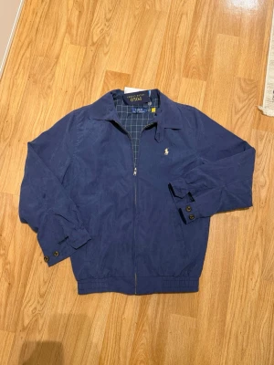 Polo Ralph Lauren Windbreaker Jacka  - Klassisk blå jacka från Polo Ralph Lauren med dragkedja . Helt ny med tags på - 🤩 Hög premium kvalite - Redo att fraktas idag 🚚 Priset går att diskuteras cid snabb affär ‼️