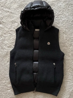 Moncler Vest ❄️ - Moncler Tricot Vest | Storlek L sitter som en liten L-M | Äkta! | inget fås med | nypris 8000 kr! | Skriv vid frågor! Byten mottages!