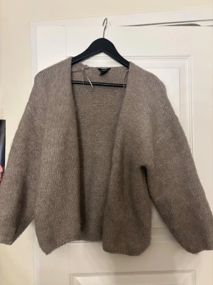 Mysig Stickad kofta från Lindex- XS/S - 🤎 Mysig stickad kofta från Lindex – XS/S 🤎  Superfin och trendig stickad kofta från Lindex i en varm beige/taupe färg. Perfekt nu till vår och svala sommarkvällar 🍂✨  🧶 Storlek: XS/S 🧶 Oversized modell med vida ärmar 🧶 Mjuk och fluffig kvalitet 🧶 Fint skick  Passar perfekt över linne, t-shirt eller klänning. Väldigt lätt att matcha och ger en så fin, cozy look 🤍  Säljes då den inte kommer till användning. 